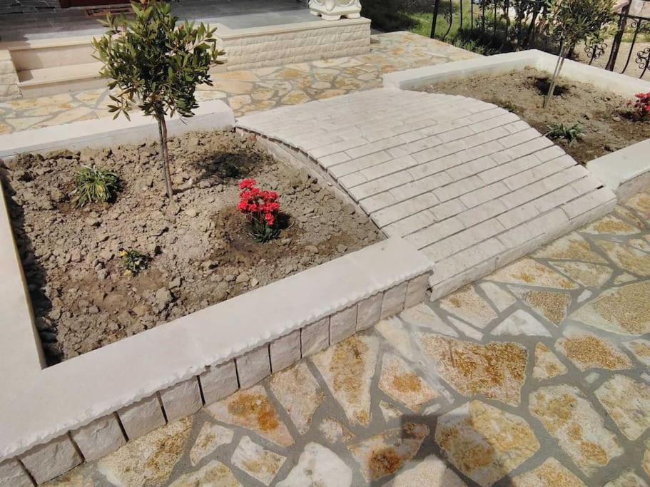Villa Besnik, Rooms For Rent Vlorë Exterior foto